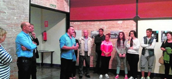 Miembros de la ING inagurando la muestra, ayer. 