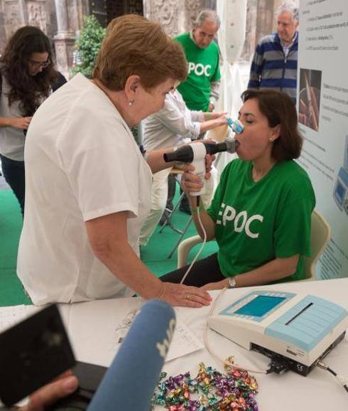 La consejera Encarna Guillén se hace la prueba. 