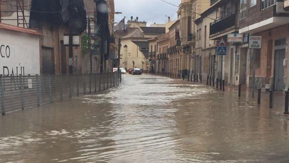 La calle Mayor de El Palmar, anegada tras las lluvias de este jueves. 