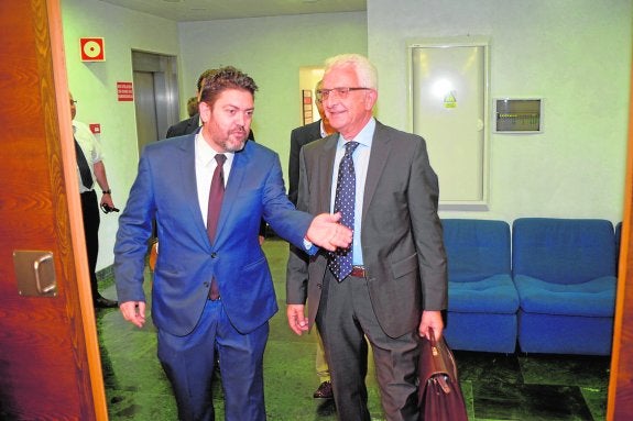 Miguel Sánchez, portavoz de Ciudadanos, con el abogado Andrés Santiago Arnaldos, que compareció el 25 de mayo en la comisión parlamentaria que investiga la desaladora de Escombreras.