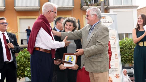 Descendientes del maestro Cipriano Galea reciben un homenaje en su nombre.