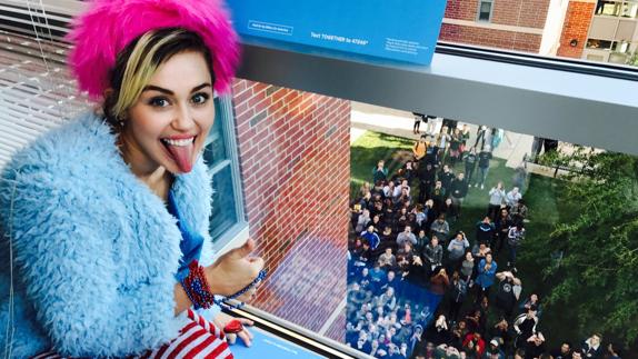 Miley Cyrus hace campaña pro Clinton con un diseño de Agatha Ruiz de la Prada