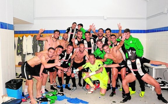'Selfie' de los jugadores del Efesé en el vestuario de Bahía Sur, tras la victoria en San Fernando.