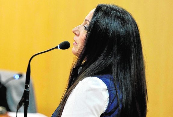 Mari Cruz Alburquerque, durante su intervención ante el magistrado en el Palacio de Justicia.