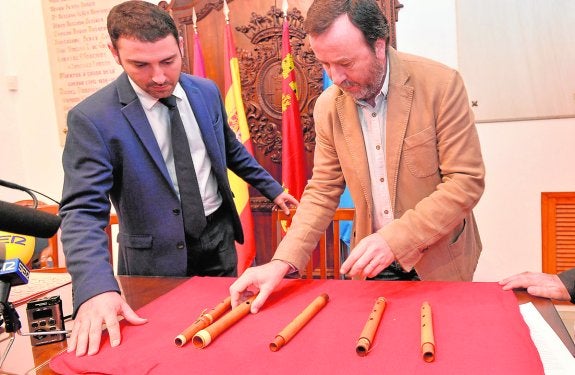 Agustín Llamas y Manuel Muñoz, ayer, con la flauta travesera fechada en el siglo XVIII. 