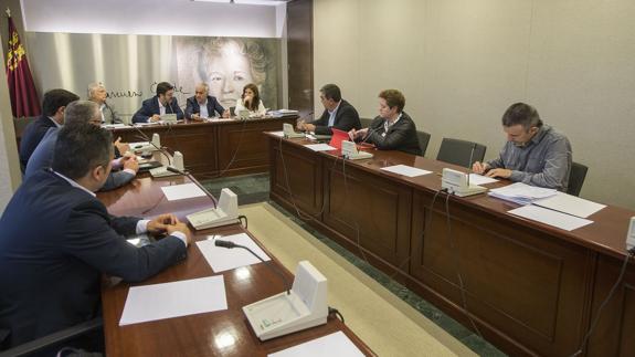 Imagen de la comisión de investigación de la Asamblea sobre la desaladora. 