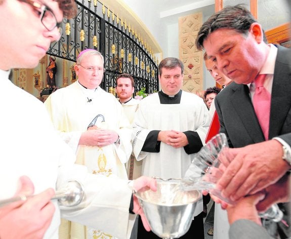 El fallecido José Manuel Claver entrega agua del Trasvase Tajo-Segura para la bendición de la capilla del monasterio de Santa Ana y Magdalena de las clarisas, en 2013, tras su reconstrucción.