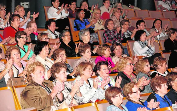 Un numeroso grupo de amas de casa aplauden en el Auditorio Víctor Villegas la intervención de los ponentes. 