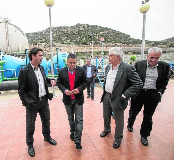 Los diputados visitaron la desaladora el año pasado. 