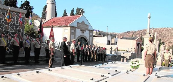 Los artilleros, durante el acto en el Panteón Militar. 