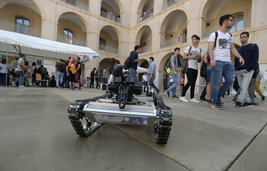 Un dispositivo de control remoto, en las jornadas de la UPCT.