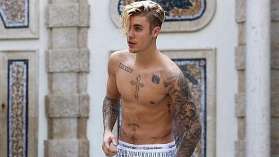 Justin Bieber se aplica autobronceador en una clínica de Dublín