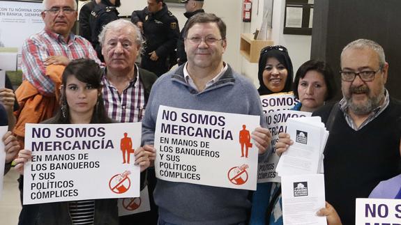 Sánchez, en el centro, junto a otros activistas, durante una protesta en una entidad bancaria.