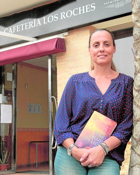 Pilar Fernández, con su libro entre las manos.