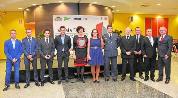 Representantes del atletismo y de la política, con Miguel Ángel López y Úrsula Ruiz, anoche.