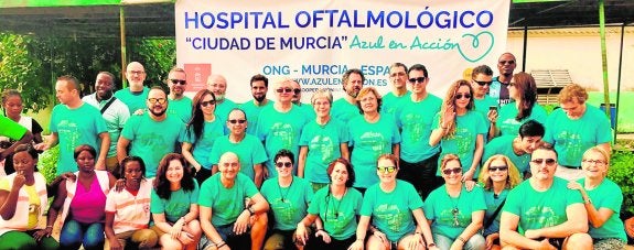 El grupo de voluntarios que participaron en la última campaña de Azul en Acción.