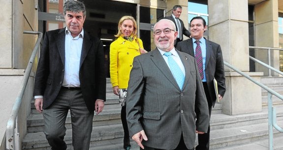 José Luis Mendoza abandona la Consejería de Sanidad tras firmar el convenio de prácticas, acompañado por el vicedecano Jerónimo Lajara y la rectora, Josefina García. 