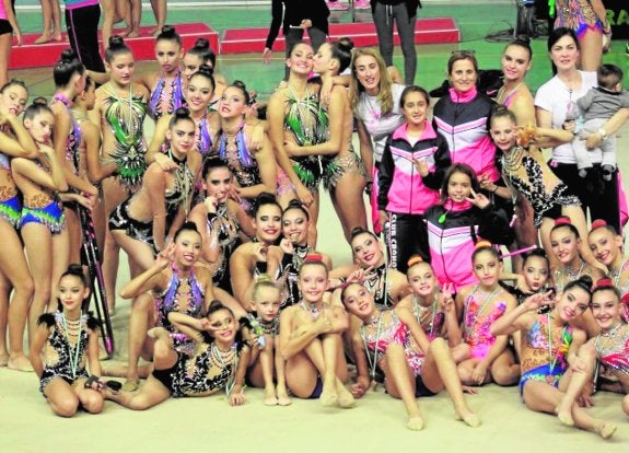 Gimnastas y entrenadoras del Club Cronos, en el reciente torneo celebrado en Granada. 