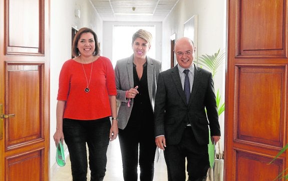 Guillén, Arroyo y Carrillo, antes de dar cuenta de los acuerdos del Gobierno regional. 