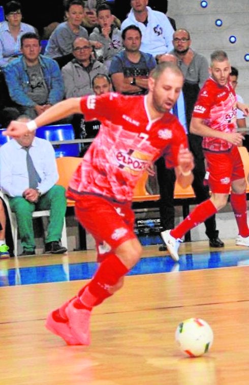 Cardinal avanza con el balón, en el partido de anoche en Palma.