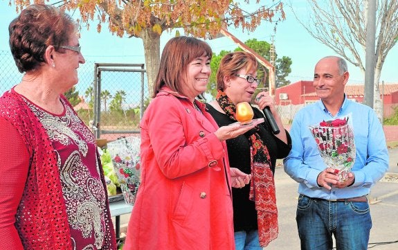 La exministra Cristina Narbona, ayer en Totana con el Pimentón de Oro, entregado por la Asociación de Mujeres Rurales de El Raiguero.
