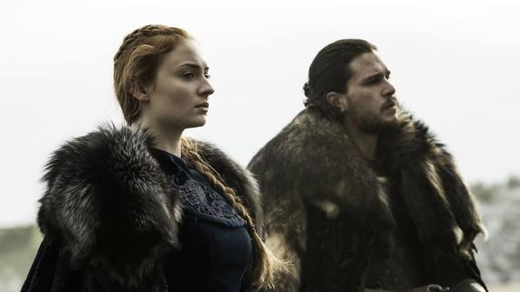 Sansa Stark y Jon Snow en un fotograma de la serie. 