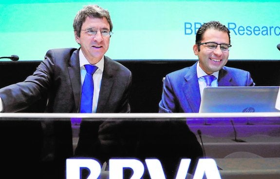 El economista jefe del BBVA, Jorge Sicilia, junto al economista jefe para España, Miguel Cardoso, durante la presentación del informe del BBVA Research sobre la situación de España. 