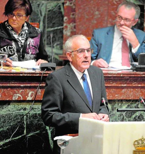 El socialista Martínez Baños, durante su intervención en el Pleno de la Asamblea, ayer.