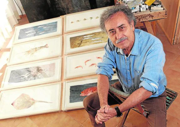 El artista Pedro Cano posa junto a algunas de sus obras en su estudio en Blanca. 