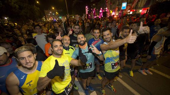 Participantes antes de tomar la salida de la carrera, con el escenario al fondo. 
