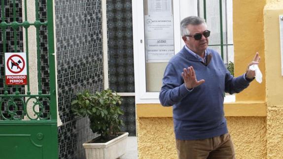 Juan Antonio Roca, este domingo, en el cementerio de Canteras de Cartagena. 