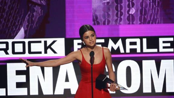 Selena Gomez recoge su premio en los MTV AMA's