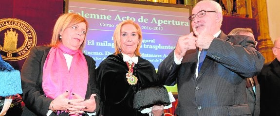 La consejera de Educación, María Isabel Sánchez-Mora; la rectora de la UCAM, Josefina García Lozano, y el presidente de la Universidad, José Luis Mendoza. 