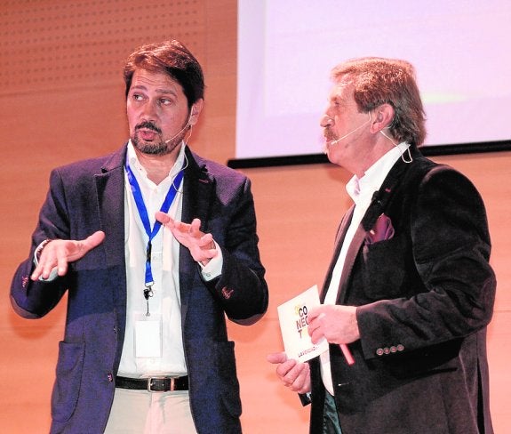 Roberto de Celis junto a Iñaki Cano, durante su intervención.