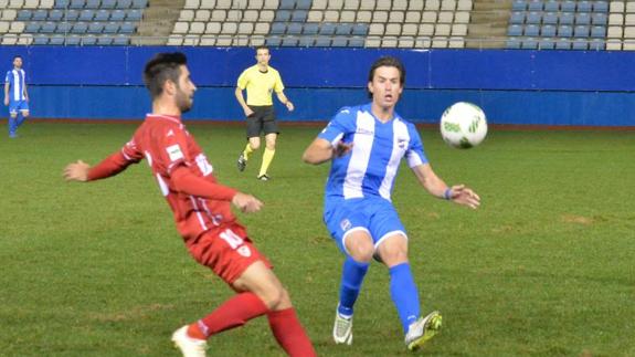 Chumbi, presionando a un jugador del Linares. 