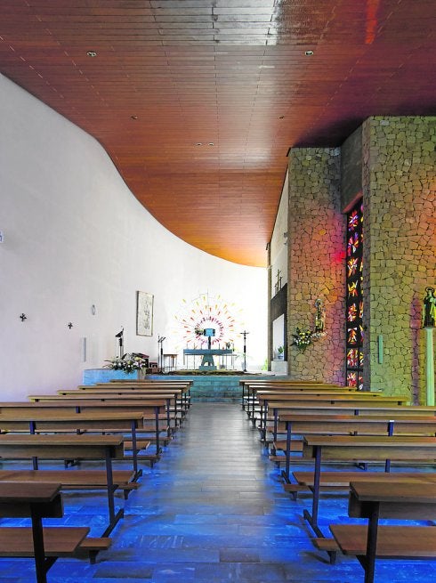 Convento de Algezares. Las vidrieras y el sagrario de cristal belga (al fondo) son un diseño de Garrido.