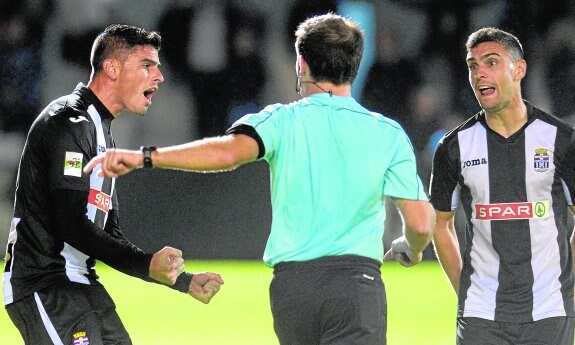 Fernando y Cristo piden penalti al árbitro en la última jugada del partido.