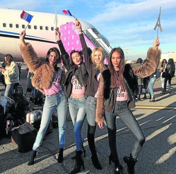 De izquierda a derecha, Kendall Jenner, Bella Hadid, Lily Donaldson y Joan Smalls