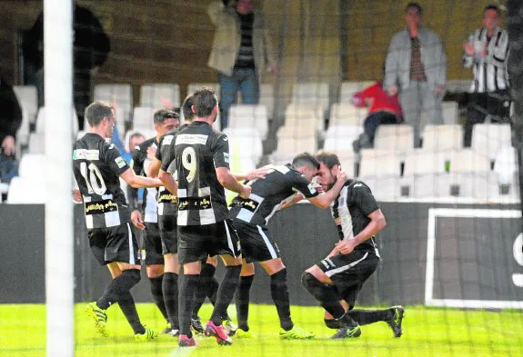 Los jugadores del Cartagena felicitan a Gonzalo Verdú tras el gol al Villanovense, el pasado domingo. 