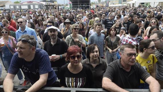 Cientos de personas esperan un concierto en el SOS 4.8. 