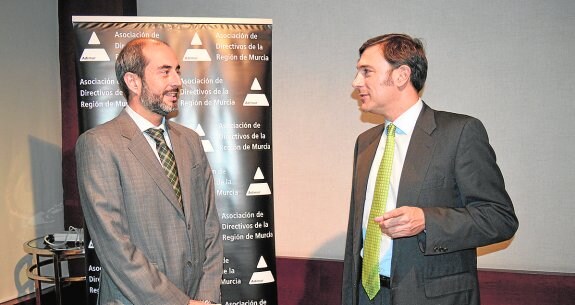 Javier Navarro y Roberto Scholtes, ayer, en la conferencia organizada por Adimur y Foro Ilusionando.