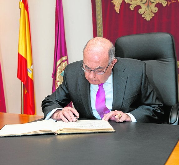 Zenón Pascual, tras la recogida de su premio. 