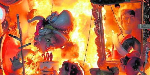 Varios 'ninots' arden durante la 'nit del foc' en las Fallas de Valencia. 