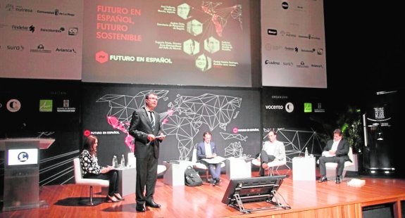 El alcalde de Murcia, José Ballesta, durante su intervención en las jornadas Futuro en Español, en Medellín. 