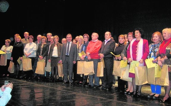 Un instante del acto, con los maestros. 