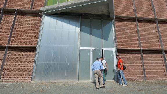 Agentes de la UCO, inspeccionando el Auditorio de Puerto Lumbreras. 