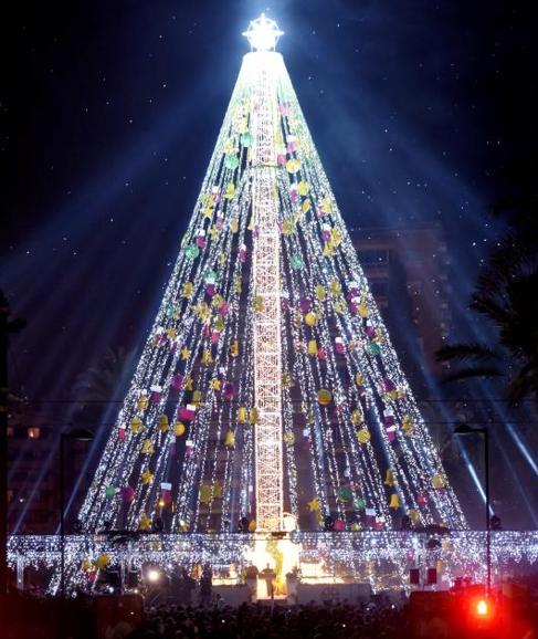 El árbol de la Circular ya ilumina la Navidad