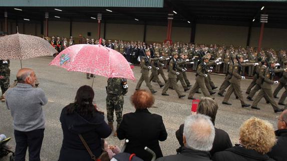 Los paraguas se dejaron ver durante el acto.