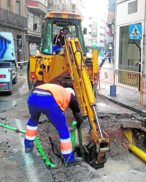 Obras de reparación de la tubería en la calle Sagasta. 