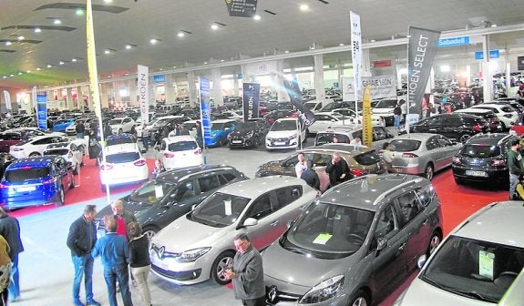 Visitantes observan los coches expuestos, ayer, en el salón. 